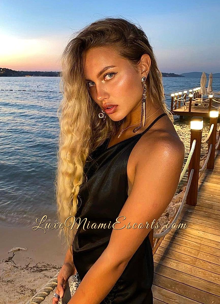 Dina - Florida VIP Escort Bayan
